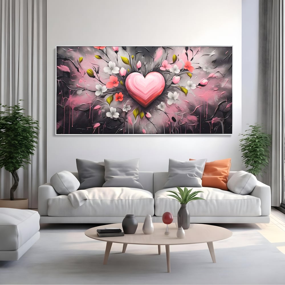 Tablou canvas cu tablou canvas cu inima roz si flori, in rama de aluminiu argintiu, pe perete intr-un living
